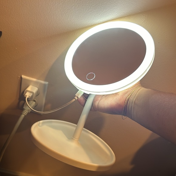 Adjustable LED Mirror Stand - Picture 8 of 8